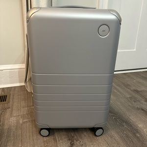 NWT Monos Hybrid Carry On Luggage in Silver